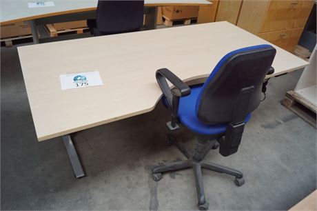 Hæve - og sænkebord med stol