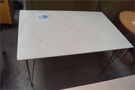 Hvidt bord med 2 kontor stole