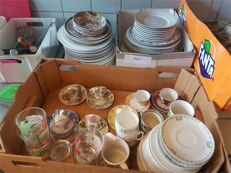 Assorterede tallerkner, kopper og glas
