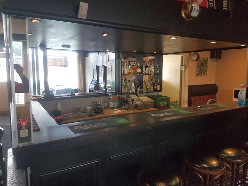 Komplet bar med overdel, skabe, håndvask, køl m.v.