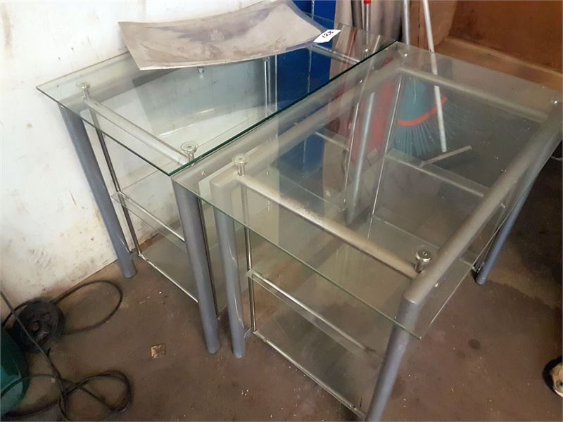 2 x glasborde med metalstel og hylder samt metalfrugtskål