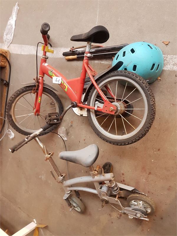 2 stk. børnecykler, cykelhjelm og cykelpumper