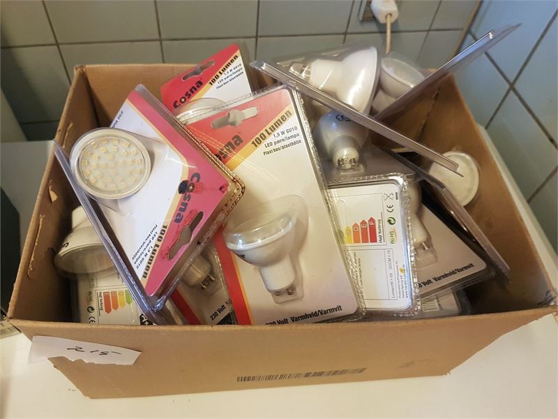 Kasse med ca. 30 led lamper, ubrugte i original emballage. Cosma