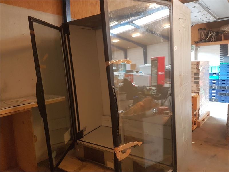 Stort coca cola skab med indsatser og glaslåger