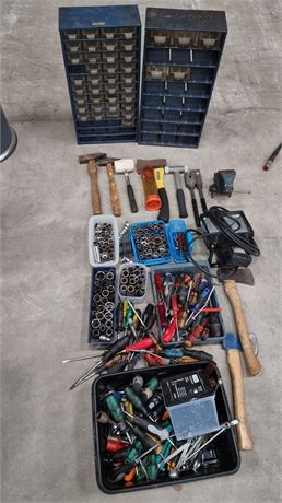 Værktøjslot med forskellige værktøjer