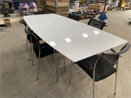 Hvidt konferencebord med 6 stole