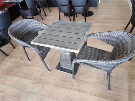 1 stk. havebord samt 2 stk. havestole